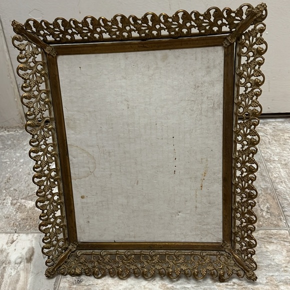 Antique Picture Frame In Gold Lightweight Metal. Back Is All Felt. - Picture 8 of 12